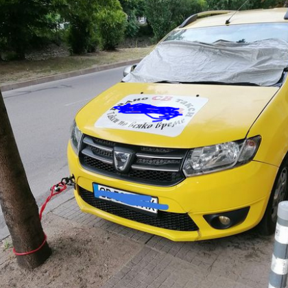 За да не избяга: Шофьор върза таксито си за дърво СНИМКА