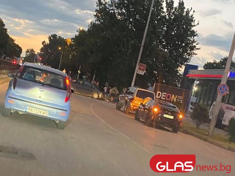 На Кукленско в Пловдив хвърчат гуми, три автомобила се удариха СНИМКИ