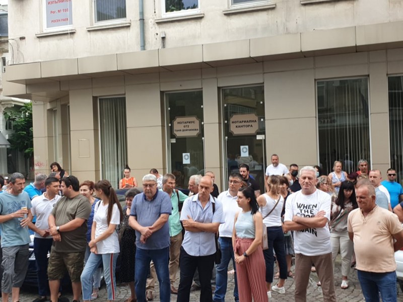 Симпатизанти на ГЕРБ на мълчалив протест пред полицията в Пловдив