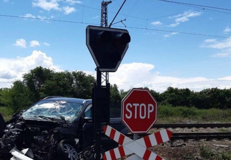 Влак блъсна автомобил, останал между бариерите на прелез в Карлово