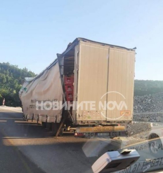 Камион разпиля каси бира по главен път СНИМКИ