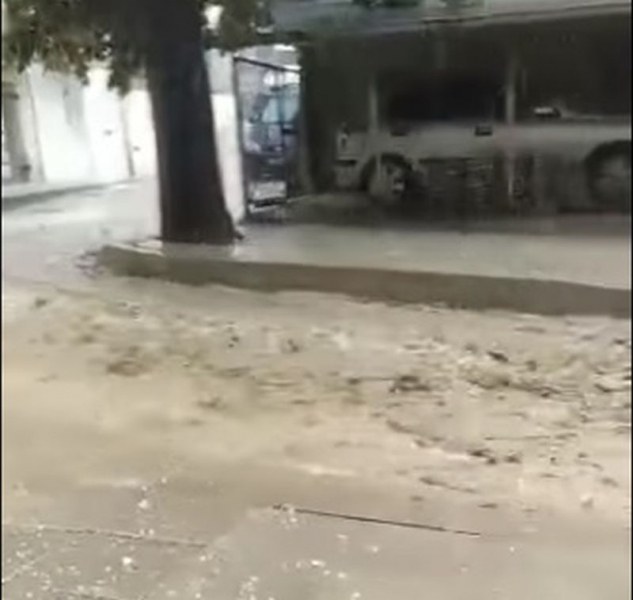 Буря с едра градушка връхлетя Сандански! Градът е под вода ВИДЕО