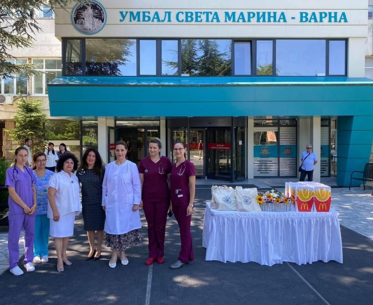 Херо Мустафа дари играчки за детското отделение на варненска болница