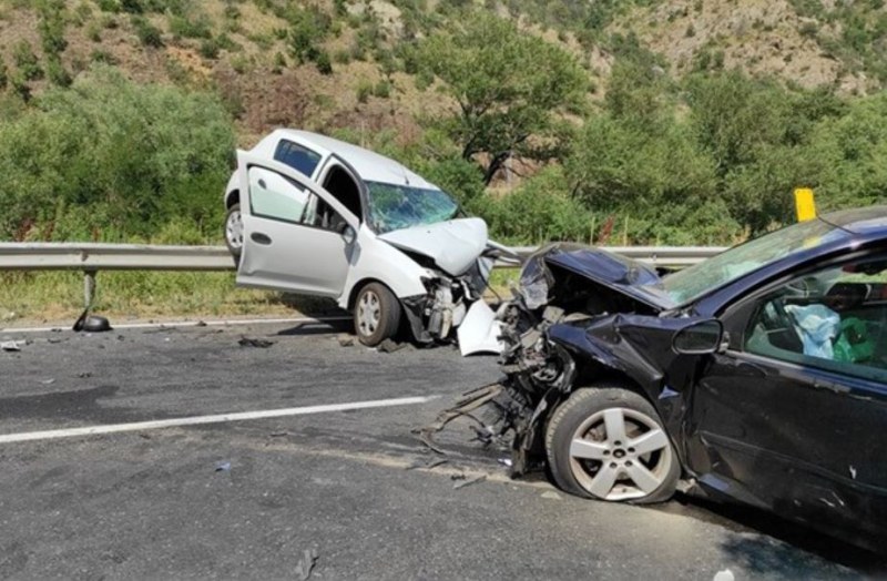 Челна катастрофа блокира пътя към Гърция. Петима са ранени*