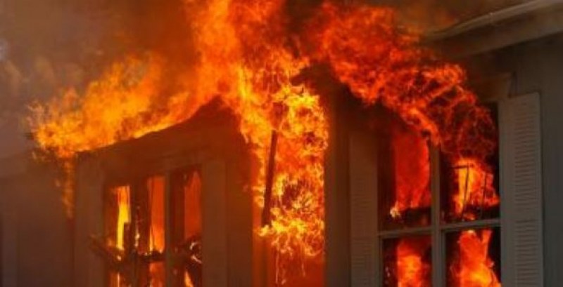 Голям пожар пламна в дом за възрастни, има загинал човек