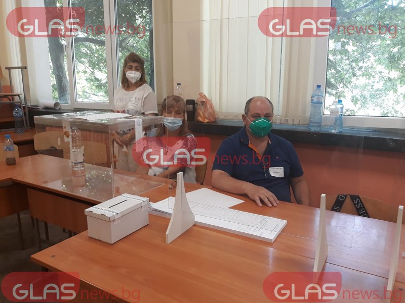 Изборният ден все още не е започнал в пловдивска секция  СНИМКИ
