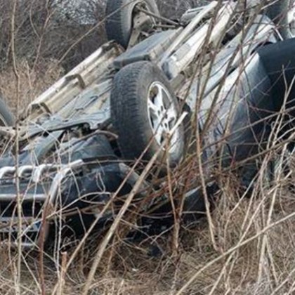 Пиян с крадено БМВ се обърна по таван