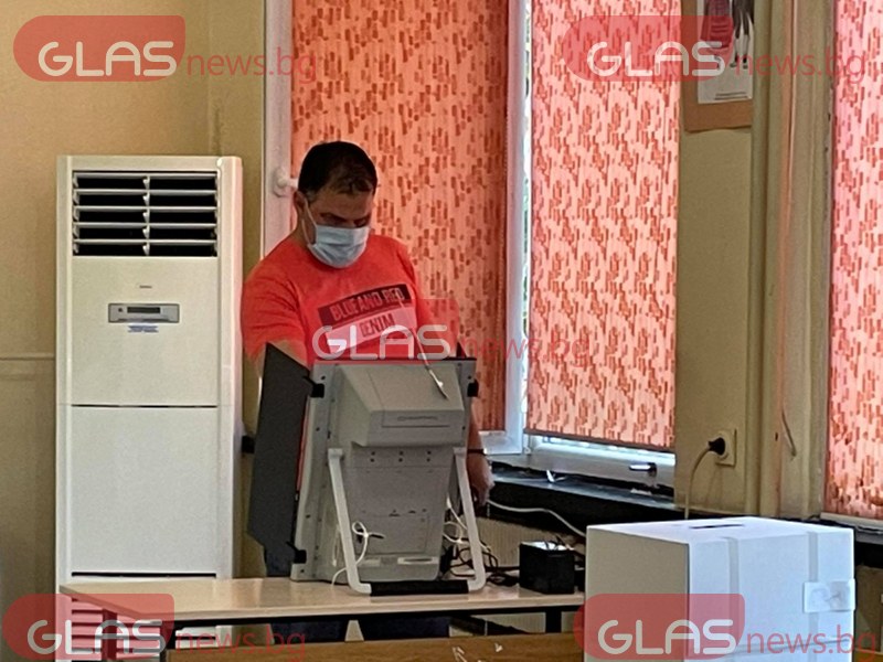 Три машини за гласуване забавиха изборния ден в Пловдив ВИДЕО