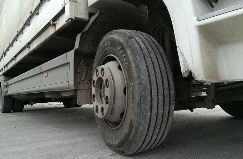 Инцидент с камион затруднява движението по пътя Ботевград - Враца