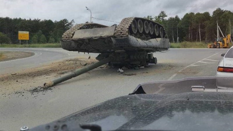 Камион изръси танк! 40 тона по гръб, с дуло, забито в асфалта ВИДЕО