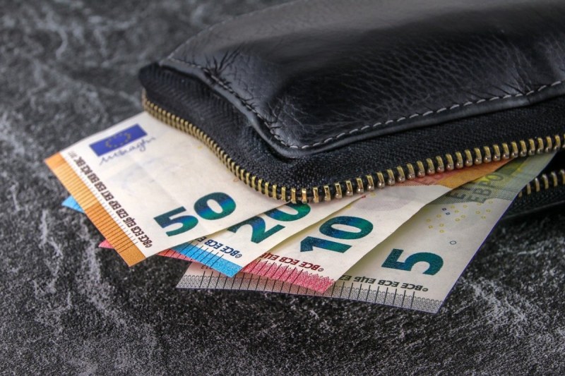 Еврозоната не ни иска с €300 заплата. С колко трябва да се вдигнат доходите?
