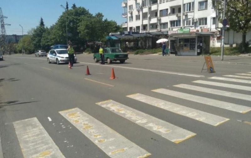 Кола блъсна пазарджиклийка и двете ѝ деца на пешеходна пътека в Несебър