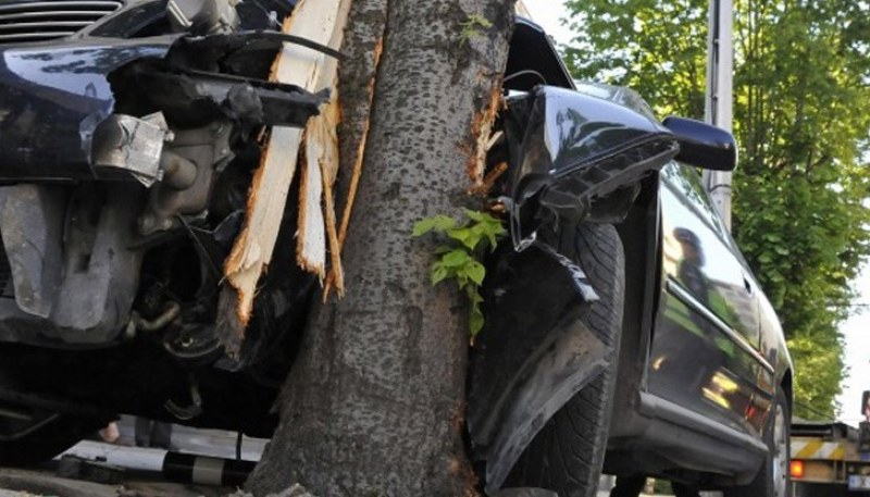 Млад военен издъхна след кошмарен удар на колата му в дърво