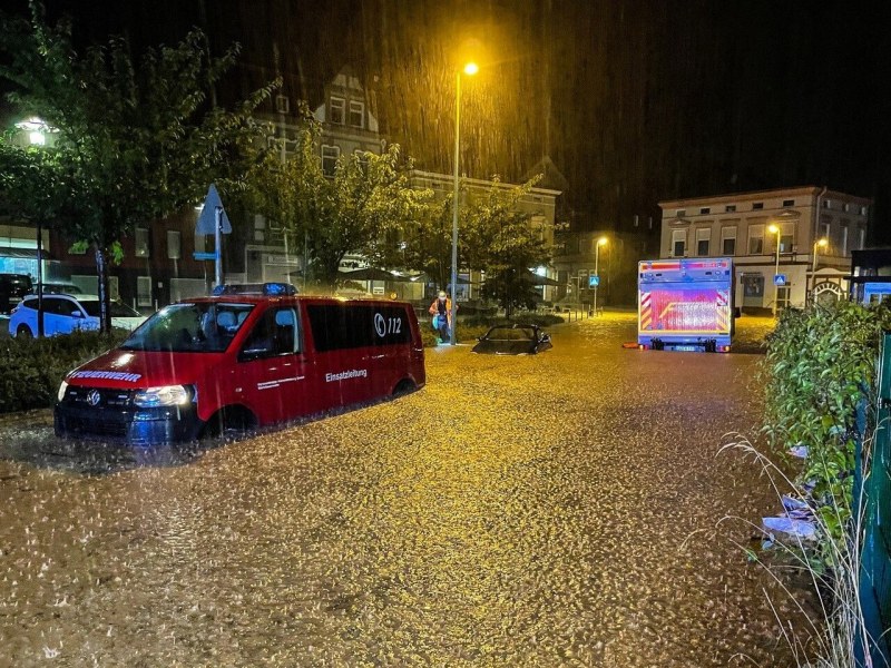 Мощна буря наводни Бавария, коли плуват из улиците СНИМКИ