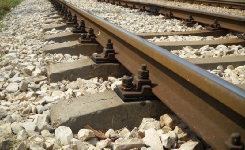Намериха жена с премазано лице до жп линия, борят се за живота ѝ