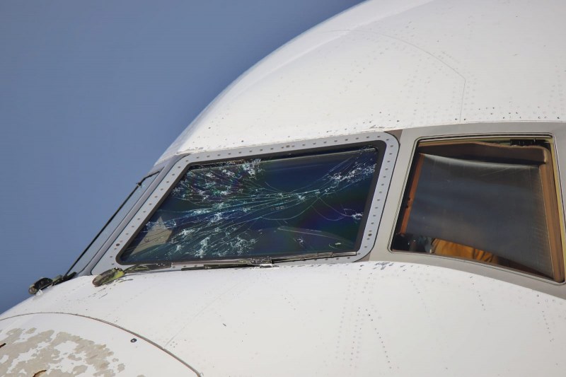Нещо невиждано! Градушка потроши самолет във въздуха СНИМКИ