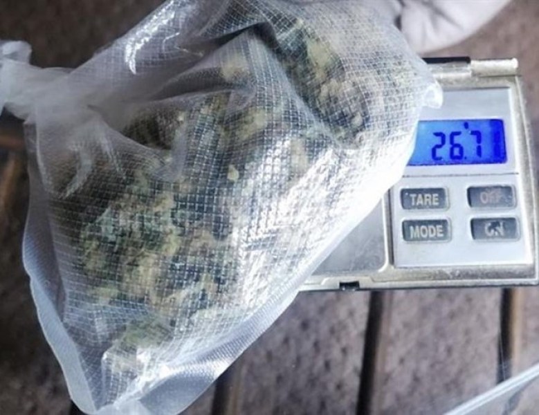 27-годишен дилър с белезници, разпространявал дрога в Софийско СНИМКИ