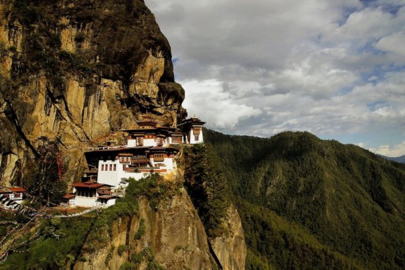 Далечен Бутан с български дар - 172 500 дози от ваксината  на 