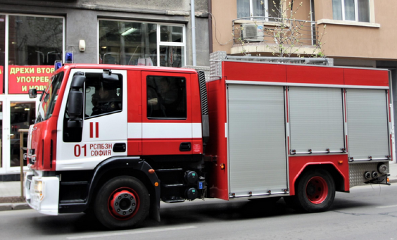 Гараж с паркирана кола изгоря в Пловдивско