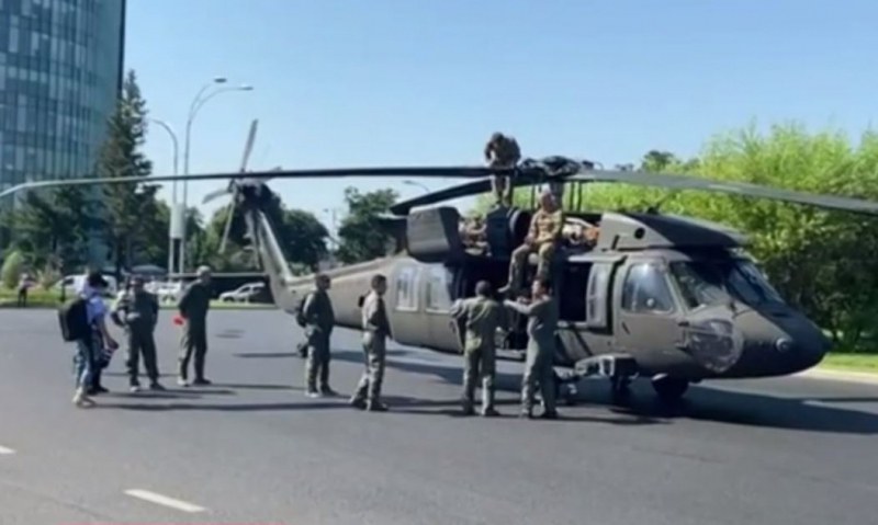 Хеликоптер Black Hawk кацна аварийно на кръстовище в Букурещ СНИМКИ+ВИДЕО
