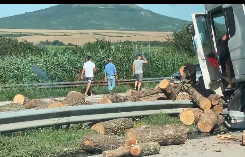 Камион разпиля дървени трупи на 