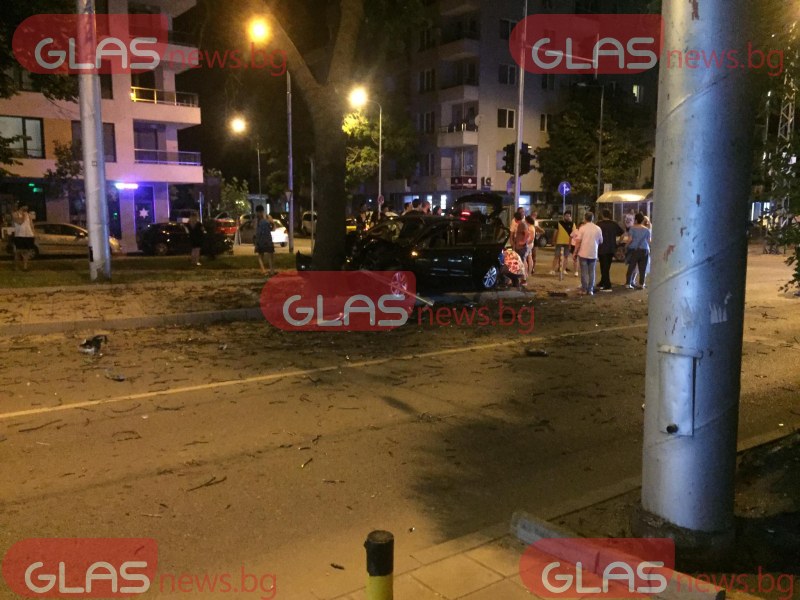Кошмарна катастрофа в Пловдив! Жена лежи на земята СНИМКИ