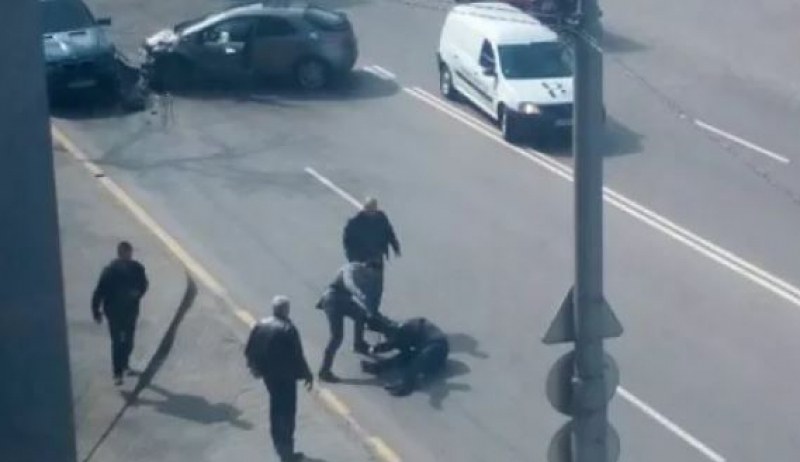 Разбити стъкла и посинено лице след зрелищен бой между шофьори!