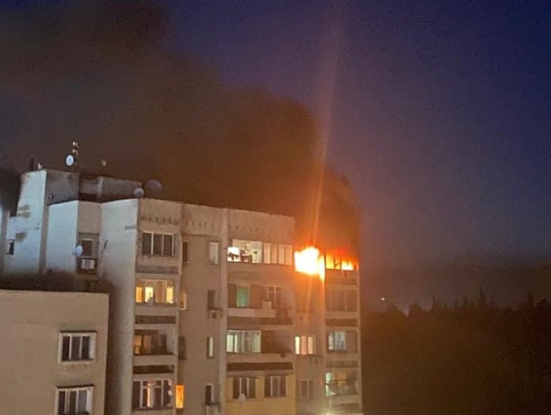Огнен кошмар на последния 16-ти етаж. Угасиха пожара в Стара Загора ВИДЕО