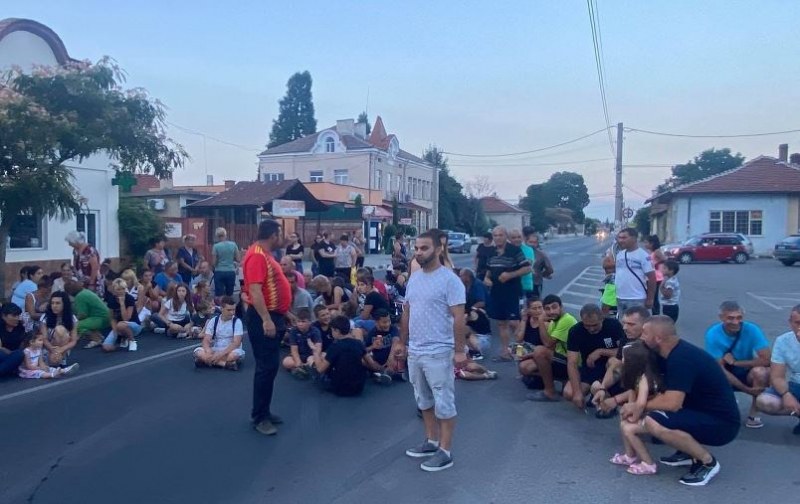 Близки на прегазеното дете от полицай блокираха път в Пазарджишко