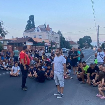 Близки на прегазеното дете от полицай блокираха път в Пазарджишко