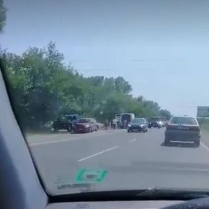 Тежка катастрофа с 5-ма пострадали край Карнобат СНИМКИ