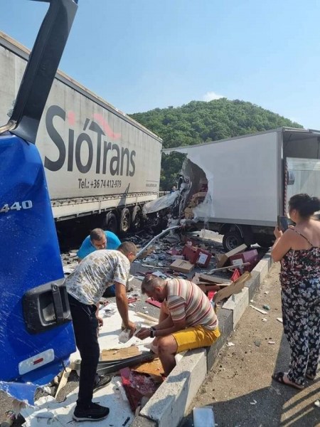 Тежко меле между два камиона в Югозападна Румъния СНИМКИ