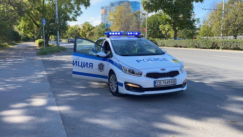 Кола помете велосипедист във Враца