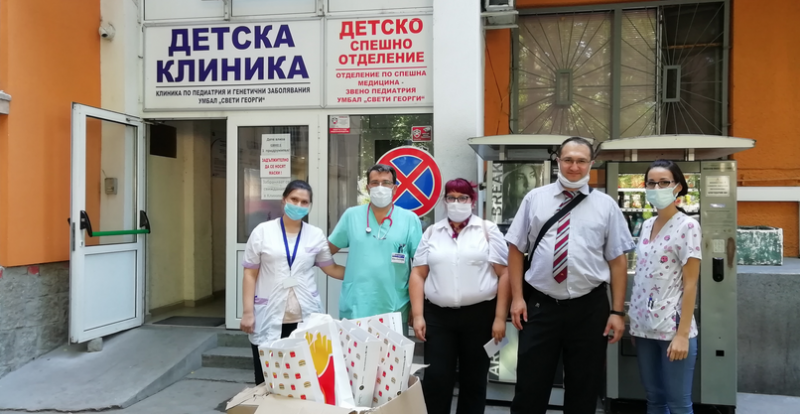 Посолството на САЩ изненада с подаръци децата в 2 клиники на УМБАЛ „Свети Георги