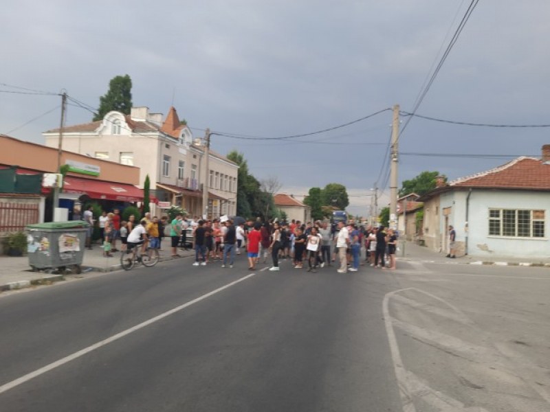 Протест в Братаница заради освобождаването на полицая, прегазил дете