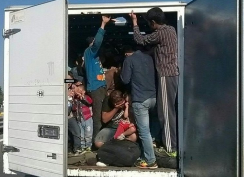 Заловиха десетки мигранти в товарен автомобил
