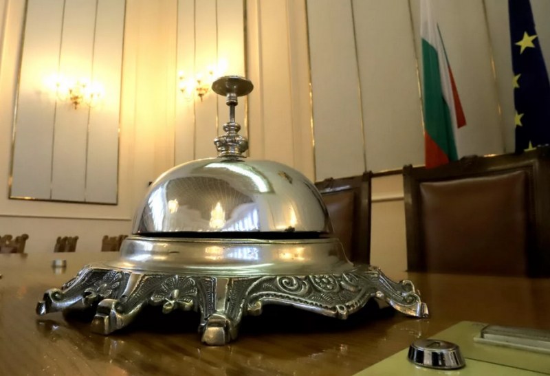 Докато едни се кълнат, служебният кабинет сдава!