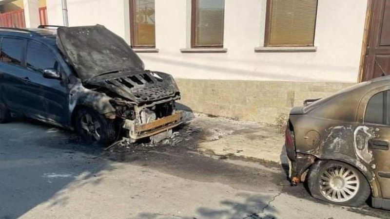 Два автомобила на адвокат - "Тойота" и "Опел" овъглени в Павел баня