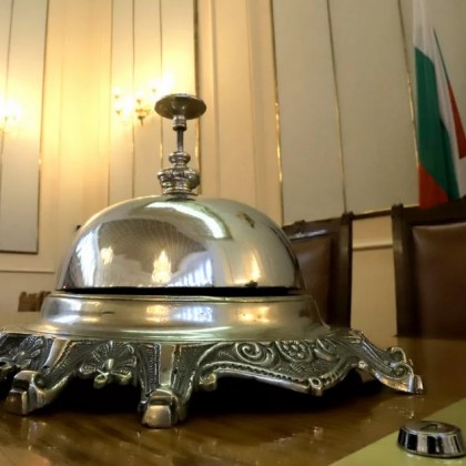 Докато едни се кълнат, служебният кабинет сдава!