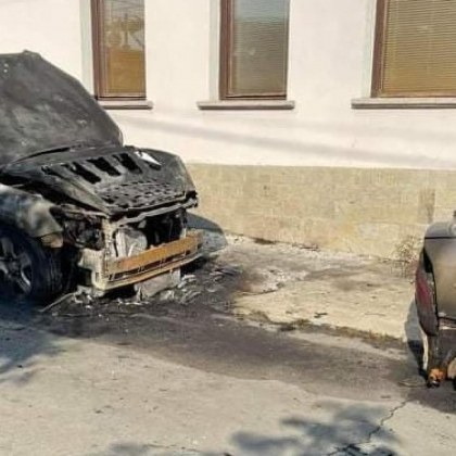 Два автомобила на адвокат - "Тойота" и "Опел" овъглени в Павел баня