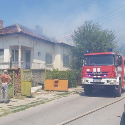 Пламнаха две къщи в центъра на Казанлък СНИМКИ