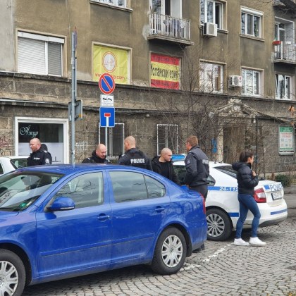 Опит за убийство: Откриха наръган 45-годишен мъж в автомобил