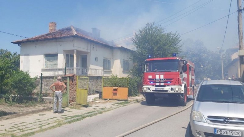 Пламнаха две къщи в центъра на Казанлък СНИМКИ