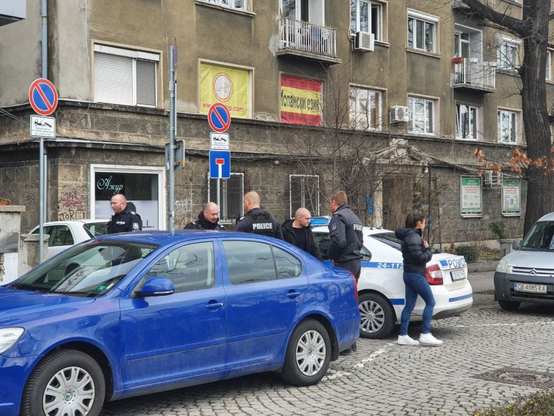 Опит за убийство: Откриха наръган 45-годишен мъж в автомобил