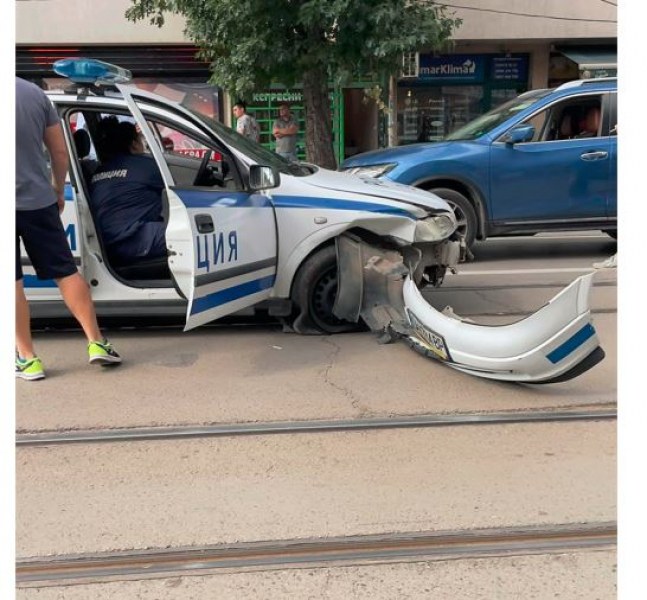 Патрулка е с разбита предница след катастрофа в столицата СНИМКИ