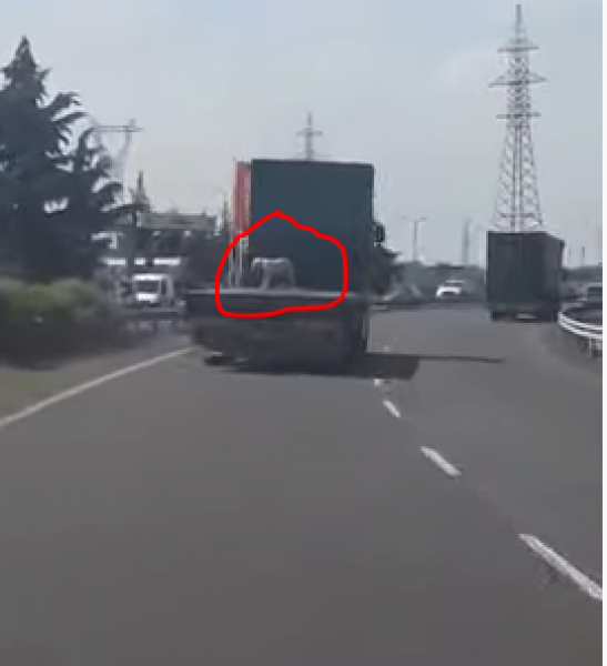 Шофьор вози вързано куче на каросерията на камион, кара бясно ВИДЕО