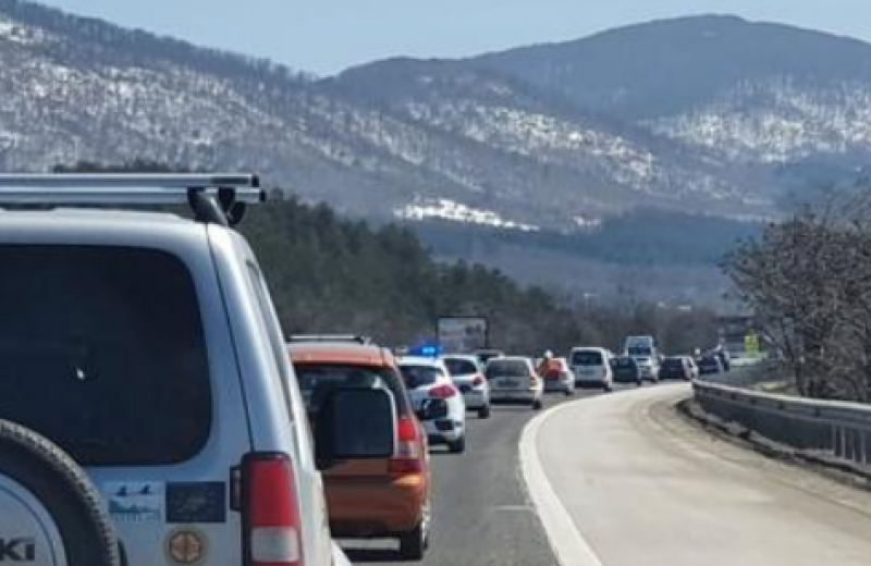 Аварирал камион затруднява движението по АМ 