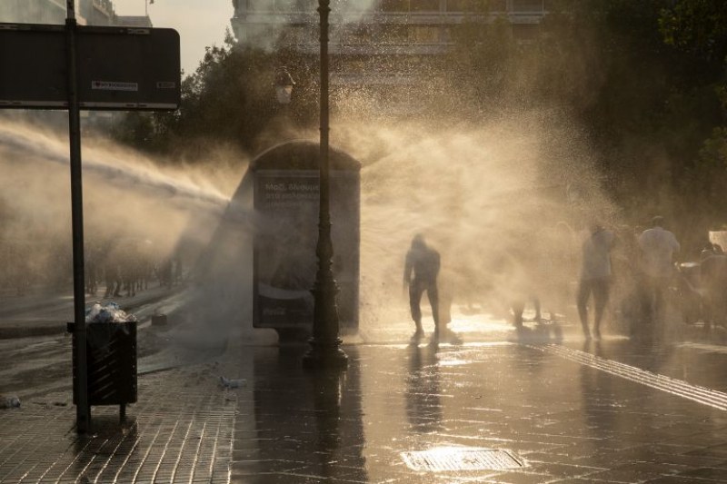 Гърция не си поплюва: Водни оръдия срещу протестиращи антиваксъри
