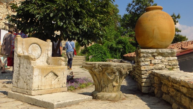 Дворецът в Балчик: Уникалният мраморен трон на кралица Мария СНИМКИ