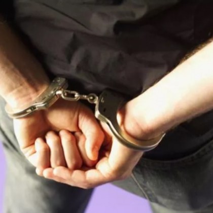 Служител в Change бюро на Слънчака си взе